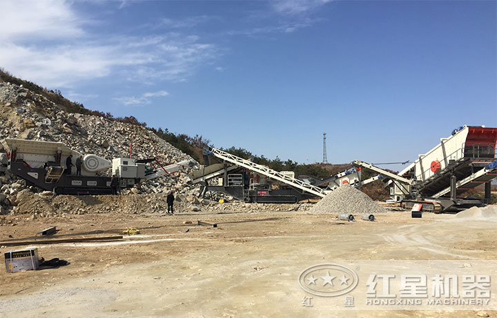 多臺流動石子破碎機作業(yè)現場