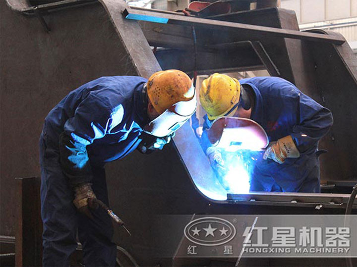 車間生產加工移動破碎機，每一臺設備都是匠心打造