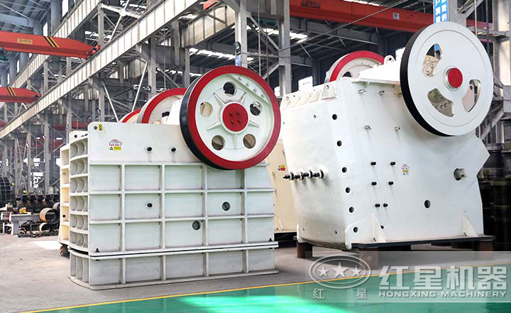 顎式破碎機實拍圖，型號多樣，價格在10-80萬之間