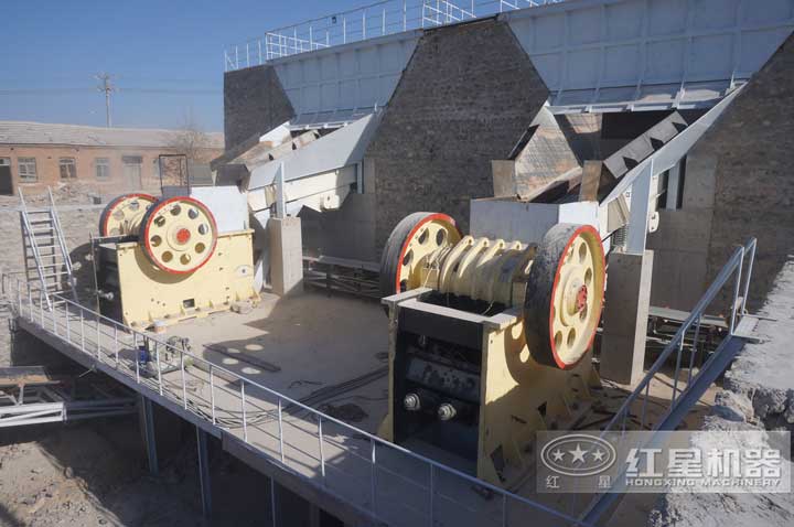 河北制砂生產現場，兩臺顎破同時有效生產